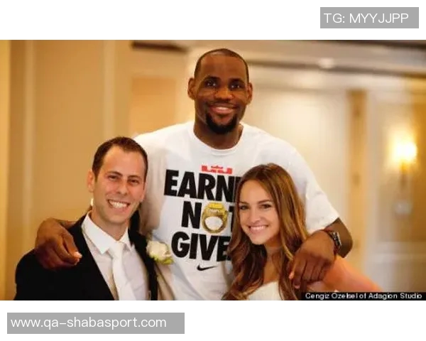 詹姆斯与画家亲密合影庆祝传递兄弟情谊与骄傲之情